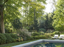 
Ogród należący do rezydencji Creekside zlokalizowanej w stanie Nowy Jork zaprojektowany został przez Renée Byers Landscape Architect z siedzibą w Greenwich, w stanie Connecticut. Najważniejszym elementem tego podmiejskiego ogrodu rodzinnego stał się niewielki dopływ rzeki Bronx, którego brzegi zostały zabezpieczone i wyeksponowane. Ważną rolę pełni także basen, w pobliżu którego usytuowane zostało główne miejsce wypoczynku.
