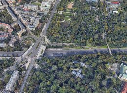 Przed powstaniem Trasy Łazienkowskiej warszawski Plac Na Rozdrożu poprzez swój gwiaździsty układ i funkcjonalność był zbliżony chociażby do paryskiego placu Charles-de-Gaulle’a. Lata 50. XX w. wpłynęły jednak na jego układ i znaczenie, a wybudowana wówczas Trasa Łazienkowska przecięła jego oś, tworząc jedną z głównych tras przelotowych stolicy. Koncepcja przebudowy i przywrócenia świetności placu Na Rozdrożu pojawia się od wielu lat, dopiero teraz mając szansę na realizację. Jednym z głównych założeń rewitalizacji jest powstanie pomnika upamiętniającego Bitwę Warszawską 1920, którego projekt stworzyło warszawskie studio Nizio Design International.