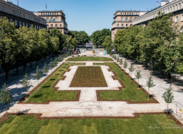 Krakowska Aleja Róż, znajdująca się w dzielnicy Nowa Huta i będąca jednym z głównych jej placów, przeszła w ostatnim czasie rewitalizację. Podczas prac przywrócono jej wygląd sprzed pięćdziesięciu lat, kiedy to bogato kwitły na niej różane krzewy. Na remont nowohuckiej alei Róż przewidziano blisko 4 mln zł. Projekt został realizowany w ramach Budżetu Obywatelskiego. Dzięki inicjatywie mieszkańców plac został rozbetonowany, powróciła zieleń i symbolizujące nazwę miejsca róże.