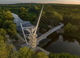Szybciej niż planowano została otwarta kładka pieszo-rowerowa w leżących pod Poznaniem Owińskach. Długo oczekiwana przez mieszkańców inwestycja jest odpowiedzią na ich potrzeby – od wielu lat brakowało w tym miejscu przejścia przez Wartę. Budowa kładki rozpoczęła się w 2021 roku, a koszt inwestycji wyniósł 27 milionów złotych. Projekt został sfinansowany z budżetów miasta Poznań, Suchego Lasu, Czerwonaka oraz Starostwa Powiatowego w Poznaniu. Wykonawcą inwestycji jest firma MOST sp. z o.o z Sopotu, autorem projektu Atelier Paweł Byrski z siedzibą w Choczni.
