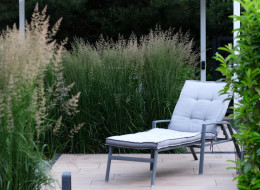 Niewielki ogród miejski zaprojektowany przez Dagmarę Berent z Aurea Garden charakteryzuje się funkcjonalnym minimalizmem, dzięki któremu przestrzeń ta stała się sprzyjającą wypoczynkowi oazą wśród zieleni. Harmonijne połączenie nasadzeń i kolorystyki z architekturą budynku sprawia, że całość jest spójna i doskonale ze sobą współgrająca.