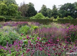 Scampston Hall Walled Garden położony w hrabstwie North Yorkshire w Anglii jest zabytkowym ogrodem utworzonym przy posiadłości zaprojektowanej przez Charlesa Bridgemana i Capability Brown. Jedna z części ogrodu, dwadzieścia lat temu zaprojektowana przez Pieta Oudolfa, stanowi dzisiaj jeden z cenionych i podziwianych zakątków zabytkowej przestrzeni. Projektant znany jest ze swoich wyjątkowych projektów, takich chociażby jak słynny High Line w Nowym Jorku.