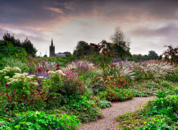 Patthana Garden położony jest w irlandzkiej miejscowości Kiltegan, należy on do Simona Kirby'ego i artysty T.J. Mahera, jest jednym z najmniejszych ukrytych ogrodów w kraju. Na każdym kroku widać artystyczną duszę właściciela, szczególnie malarskie usposobienie, przejawiające się w doborze kolorów i struktur nasadzeń.