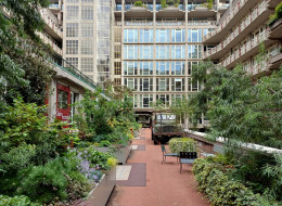 Ogród założony na pierwszym piętrze budynku handlowego w Rotterdamie jest rezultatem współpracy BloomingBuildings, firmy Rötgers i van Ingen. Sam budynek ma imponujące rozmiary 220 m długości, 85 m szerokości i 43 m wysokości, jest jednym z pierwszych wielkopowierzchniowych budynków wzniesionych w Holandii po bombardowaniach wojennych w 1945 r. Prace nad nową aranżacją ogrodową rozpoczęły się w maju 2023 r., zakończone zostały kilka miesięcy później.