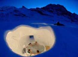 Jacuzzi nadaje się zarówno do dużych przestrzeni jak i małych bądź wąskich. Rozwiązania z zastosowaniem jacuzzi w ogrodach można mnożyć. 