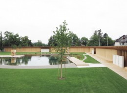 Prezentowany projekt to stworzony w nawiązaniu do naturalnych szwajcarskich zbiorników „Badi” drewniany ekologiczny basen na otwartym terenie. Zaaranżowany w sąsiedztwie Renu basen, o ponadczasowym wyglądzie i technologii, zaprojektowany został przez słynną pracownię architektoniczną Herzog & de Meuron.
