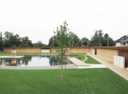 Prezentowany projekt to stworzony w nawiązaniu do naturalnych szwajcarskich zbiorników „Badi” drewniany ekologiczny basen na otwartym terenie. Zaaranżowany w sąsiedztwie Renu basen, o ponadczasowym wyglądzie i technologii, zaprojektowany został przez słynną pracownię architektoniczną Herzog & de Meuron.
