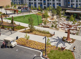Park miejski Urban Green, Stworzony przez studio One Eleven, ma powierzchnię ok. 80 arów, zlokalizowany jest w Nevadzie, w rozrywkowym rejonie Reno Entertainment District (RED). Powstał on na terenie dawnego centrum handlowego Park Lane Mall. Projektanci zamienili nieużywane parkingi i pozostałości budynków w przestrzeń pełną zieleni, służącą okolicznym mieszkańców do wypoczynku i rekreacji.