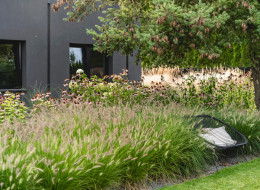 Ogród trawiasto-bylinowy zaprojektowany na prywatnej posesji przez lubelskie studio Planea charakteryzuje się zróżnicowanymi strefami, służącymi zarówno wypoczynkowi, jak i rekreacji. Z ogrodu na co dzień korzysta rodzina z dziećmi, dlatego też wdrożono kilka pomysłów uprzyjemniających wspólne spędzanie czasu.