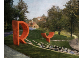 Ryn, malownicza wieś położona nad jeziorami Mazurskimi, zyskała nową przestrzeń, która nie tylko dodaje uroku otoczeniu, ale także wprowadza element ciekawej prezentacji nazwy miejscowości. Zainicjowany przez Miasto Ryn projekt był dziełem architektów Ireneusza Asmana i Pawła Pieniężnego, przy współpracy Aleksandry Falęckiej i Barbary Doroszuk. Nowa przestrzeń o powierzchni użytkowej 10 000 m2 powstała wokół malowniczego miejskiego jeziora w Rynie, integrując nowe obiekty, takie jak amfiteatr, park zabaw i plaża, z istniejącą ścieżką spacerową.