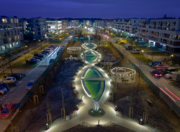 Warszawska dzielnica Wilanów wzbogaciła się o nowy park linearny, który oficjalnie został otwarty w marcu 2024 r. Przekształcił on pustą przestrzeń w atrakcyjne miejsce służące przede wszystkim rekreacji. Nowy park linearny, zlokalizowany na Osi Królewskiej, swoim kształtem przypomina łańcuch DNA, co jest widoczne szczególnie z perspektywy powietrznej. Projekt powstał w pracowni XY Studio, a wykonawcą była firma Baobab Brandys. Koszt inwestycji wynoszący 3,7 mln zł pokryty został z budżetu dzielnicy Wilanów.