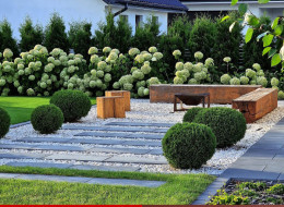 Projekt ogrodu Modern Elegance autorstwa Pauliny Jończyk ze studia Ogrodowa Aura, nagrodzonego w konkursie A’Design Award & Competition, został zrealizowany między 2019 a 2020 r. w Garwolinie. Wszystkie elementy nawierzchni i architektury ogrodowej zostały dopasowane kolorystycznie do elewacji domu, a drobne elementy, takie jak panele dekoracyjne czy plac zabaw, wykonano z drewna. Wykorzystano także technologię inteligentnego domu do wspomagania nawadniania i oświetlenia ogrodu.