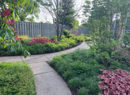 Austin Eischeid ze studia Garden Design, zaprojektował ogród przy polu golfowym, zlokalizowany w stanie Illinois w USA, będący znaczącą ozdobą przestrzeni. Ogród ten charakteryzuje się prostą kompozycją ścieżek, bogactwem roślinności, wkomponowaniem go w otoczenie budynku oraz spójnością z jego fasadą.