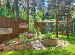 Zlokalizowany w Warszawie ogród, zaprojektowany przez studio Citygarden, łączy nowoczesność z leśnym charakterem. Znajduje się w nim sporo dekoracyjnych i praktycznych elementów drewnianych, podkreślających ścisły kontakt z naturą i otoczeniem. Wysokie drzewa otaczające ogród zapewniają cień, co dodaje miejscu uroku i sprawia, że jest to idealne miejsce na relaks w ciepłe dni.
