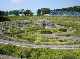 Berne Park w niemieckim Bottrop jest przykładem rewitalizacji zabytkowego obiektu przemysłowego i nadania mu nowego zastosowania. Przez prawie czterdzieści lat funkcjonowała tam oczyszczalnia ścieków, później obiekt został zamknięty i zapomniany. W ramach projektu Emscherkunst.2010, największego projektu artystycznego Europejskiej Stolicy Kultury 2010, Emschergenossenschaft podjęło decyzję o przekształceniu tej przestrzeni w dostępny publicznie Berne Park.