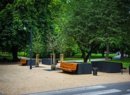 Modernizacja położonego na Pradze-Północ Parku Praskiego przeprowadzona została pod nadzorem stołecznego Zarządu Zieleni Miejskiej, przy konsultacjach z Wojewódzkim Konserwatorem Zabytków. Park ten jest najstarszym założeniem znajdującym się w Warszawie, a jego historia sięga lat 60. XIX w. Na jego terenie zlokalizowany jest m.in. ogród zoologiczny, a całkowita powierzchnia wynosi ponad 18 ha.