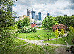 Modernizacja Skweru Gwary Warszawskiej na warszawskim Młynowie to projekt mający na celu stworzenie nowoczesnej, zielonej przestrzeni rekreacyjno-kulturowej w centrum miasta. Inwestycja, której zakończenie planowane jest na trzeci kwartał 2025 r., jest realizowana przez firmę Sorted i będzie trwała 14 miesięcy. Projekt ma na celu nie tylko odświeżenie istniejącej infrastruktury, ale również wprowadzenie licznych udogodnień i nowych funkcji, które uczynią to miejsce bardziej atrakcyjnym i dostępnym dla szerokiej grupy mieszkańców.