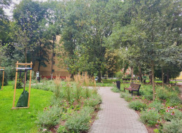 Miechowity Park w Krakowie został ukończony i udostępniony mieszkańcom, stanowiąc nową zieloną enklawę wśród bloków przy ulicach Miechowity i Stanisława ze Skalbmierza. Projekt zrealizowany w ramach Budżetu Obywatelskiego miał na celu przekształcenie zaniedbanego terenu w wielofunkcyjną przestrzeń rekreacyjno-edukacyjną, dedykowaną zarówno dzieciom, jak i seniorom.