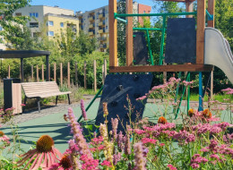 Mrówkowy Ogród na osiedlu Piastów 65 w Krakowie jest nowym projektem zagospodarowania przestrzeni miejskiej, który został zrealizowany w ramach VIII edycji Budżetu Obywatelskiego. Ten park kieszonkowy, położony na terenie wcześniej zaniedbanym i zdegradowanym, stał się nowoczesną, przyjazną enklawą zieleni w sercu miasta, oferując mieszkańcom nie tylko estetyczne doznania, ale również funkcjonalne i rekreacyjne rozwiązania.
