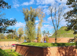 Projekt rewitalizacji terenu Fortu nr 2 „Kościuszko” obejmował kompleksowe prace nad przywróceniem wartości historycznych oraz stworzeniem nowych terenów zielonych i rekreacyjnych. Realizacja obejmowała odkrycie i zabezpieczenie reliktów fortyfikacyjnych, m.in. murów bastionów, kaponier oraz hangarów, przy jednoczesnym zachowaniu historycznego charakteru miejsca. Zrewitalizowany park przy Forcie „Kościuszko” o powierzchni ponad 17 tys. m2 został zaprojektowany z myślą o stworzeniu przestrzeni do rekreacji i wypoczynku, a także edukacji.