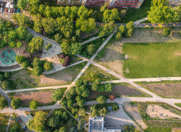 Rewitalizacja krakowskiego Parku Kurdwanów, zlokalizowanego w rejonie ulic Turniejowej i Bujaka, zajmującego powierzchnię nieco ponad 4 ha, dała mieszkańcom okolicy nową przestrzeń do rekreacji. Park powstał z inicjatywy spółdzielni mieszkaniowej, która przekazała teren miastu. Prace realizowane były w kilku etapach, dzięki czemu mieszkańcy mieli okazję zgłaszania swoich uwag i pomysłów. Rewitalizacja Parku Kurdwanów została przeprowadzona według projektu AKG Architektura Krajobrazu.
