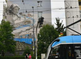 Wrocław po raz drugi upamiętnił Marię Koterbską, wykonawczynię „Wrocławskiej piosenki”, która swojego czasu była hymnem lokalnych tramwajarzy. W styczniu 2022 r. wizerunek piosenkarki znalazł się na jednym z tramwajów, a w połowie roku trafił na jeden z budynków przy ulicy Teatralnej. Na jego fasadzie namalowany został mural z portretem artystki i tramwajem nr 17. Autorami dzieła o powierzchni ok. 260 m2 są Marek Grela i Marta Piróg tworzący duet Czary-Mury, mający już na swoim kilka tego typu projektów.