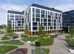 Business Garden Wrocław to kompleks biurowy o wyraźnie kampusowym charakterze, zlokalizowany na kilkuhektarowej działce przy ulicy Legnickiej. Składa się z dziewięciu niezależnych budynków, które rozmieszczono wokół rozległych przestrzeni wspólnych o zróżnicowanej funkcji i formie. Rozplanowanie zespołu zabudowy uwzględnia nie tylko aspekty funkcjonalne i komunikacyjne, ale także wyraźnie eksponuje zieleń jako pełnoprawny element organizujący przestrzeń. 