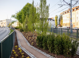 Zieleniec na Hucisku to część szerszego projektu Gdańskich Plantów, którego celem jest systematyczna rewitalizacja terenów zieleni w centrum miasta. Realizacja objęła kompleksowe działania w zakresie zagospodarowania przestrzeni.