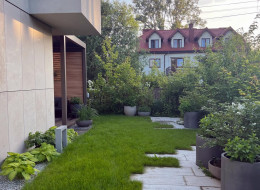 Projekt przydomowego ogrodu o powierzchni 150 m², autorstwa studia Zieleń i Przestrzeń, to przykład przemyślanego zagospodarowania kompaktowej przestrzeni. 