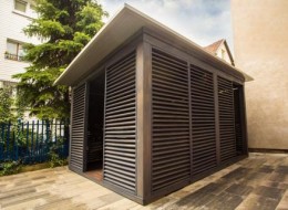 Ogrodowa świątynia relaksu, centrum wydarzeń w sezonie letnim i miejsce spotkań – altana pełni ważne funkcje w każdym ogrodzie. Jest przydatna podczas imprez z rodziną i znajomymi, doskonale sprawdza się także w roli samotni, do której można uciec przed światem z ciekawą książką. Aby drewniana altana skutecznie opierała się wilgoci, promieniowaniu UV i upływowi czasu, należy ją odpowiednio zabezpieczyć.