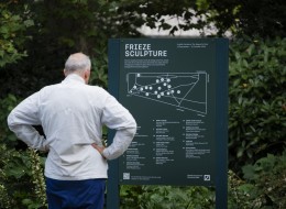 Od 14 września do 31 października w English Gardens w Regent’s Park w Londynie można oglądać wystawę rzeźby Frieze Sculpture. Wstęp na wydarzenie jest całkowicie bezpłatny. Na spacerze po parku można zapoznać się z najnowszymi tendencjami w sztuce współczesnej. Wśród międzynarodowego grona twórców znalazła się również artystka polskiego pochodzenia.
