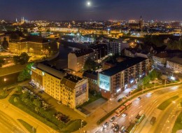 Oryginalna architektura, charakterystyczna panorama Wrocławia, liczne tereny nadrzeczne, dużo zieleni. Kępa Mieszczańska to jedno z najbardziej dynamicznie zmieniających się miejsc we Wrocławiu. Zobacz, jak wygląda z lotu ptaka.