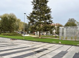 Ciekawą realizacją publiczną z zakresu architektury krajobrazu jest plac miejski zlokalizowany w samym centrum Opola. Plac im. Jana Pawła II znajduje się tuż u wejścia do teatru i galerii sztuki współczesnej. Pod koniec ubiegłego roku ruszyły prace modernizacyjne, których celem było odzyskanie przestrzeni i oddanie jej do użytku mieszkańcom miasta. Za realizację odpowiadają architekci Małgorzata i Andrzej Zatwarniccy z pracowni Architop. Przestrzeń zyskała nowy wyraz kompozycyjny, liczne elementy małej architektury oraz piękną miejską zieleń. 