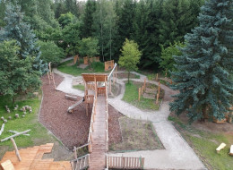 Obok Centrum Edukacji Przyrodniczo-Leśnej w warszawskim Powsinie powstał leśny plac zabaw. Jest to drugie tego typu miejsce w stolicy – pierwsze powstało w EKOparku znajdującym się w dzielnicy Ursus. Konstrukcje zamontowane w leśnym placu zabaw wykonane zostały z naturalnych materiałów, przede wszystkim z drewna. Wśród nich znaleźć można tory przeszkód, ścianki wspinaczkowe oraz sporo lin i platform, z których mogą korzystać dzieci w różnym wieku.