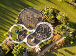 Głównym celem przyświecającym projektantowi Kamo Marshowi podczas planowania ogrodu na jednej z prywatnych posesji w nowozelandzkim Christchurch było stworzenie miejsca  odzwierciedlającego półwiejską lokalizację, które przy każdej okazji daje pole do zabawy i rekreacji. Dom, do którego przynależy ogród został odbudowany po trzęsieniu ziemi, dlatego też sześcioosobowej rodzinie zależało w szczególności na tym, aby każdy zakamarek działki dawał poczucie pełnego bezpieczeństwa.