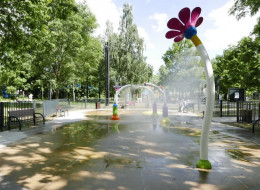 W Warszawie po raz drugi uruchomiony został wodny plac zabaw, który powstał dzięki funduszom z Budżetu Obywatelskiego. Swój debiut miał on w 2021 r. i w tym roku również będzie działał przez całe wakacje. Wodny plac zabaw powstał w Parku Henrykowskim, na rogu ulic Modlińskiej i Klasyków i zajmuje powierzchnię ok. 200 m2.