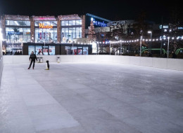 Warszawskie centrum handlowe Westfield Arkadia położone przy al. Jana Pawła II z okazji zbliżających się Świąt przygotowało dla odwiedzających szereg atrakcji. W środku znaleźć można Krainę Wesołych Świąt, w której odbywać się będą warsztaty, koncerty i teatrzyki, na zewnątrz zaś stanęły ozdoby świetlne. Największą jednak atrakcją jest ekologiczne lodowisko o powierzchni 400 m2, którego utrzymanie nie wymaga prądu ani wody. Korzystać z niego można codziennie w godzinach od 10:00 do 22:00, niezależnie od pogody.