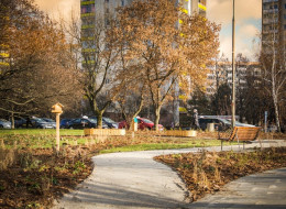 Mieszkańcy prawobrzeżnej części Warszawy mogą już korzystać z nowego parku kieszonkowego. Powstał on w miejscu rozległego trawnika u zbiegu ulic gen. Fieldorfa „Nila” i gen. T. Bora-Komorowskiego. Źródłem finansowania były środki z budżetu obywatelskiego, sam park również powstał dzięki głosom mieszkańców. Projekt parku kieszonkowego powstał w pracowni Kształtownia.pl, a prace budowlane wykonała firma AG Complex.