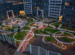 Inicjatywa PineBridge Benson Elliot i Syrena Real Estate przyniosła metamorfozę przestrzeni znajdującej się przy ulicy Taśmowej na warszawskim Służewcu. Projekt modernizacji kompleksu biurowego, który od teraz nosi nazwę Diuna (w znaczeniu wydma), skupił się na trzech obszarach. Odnowione zostały hole wejściowe biurowców, udoskonalono także systemy wentylacji, ciepła i klimatyzacji, które przyczyniły się do znaczącej poprawy efektywności energetycznej całego obiektu. Najbardziej widocznym efektem jest jednak rewitalizacja przestrzeni zewnętrznej, którą przygotowała pracownia MJZ.