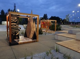Artystyczne kubiki to letnia instalacja, która pojawiła się na Placu do Radości przed katowicka galerią handlową Libero. Drewniane konstrukcje o różnej funkcjonalności przyciągają mieszkańców. 
