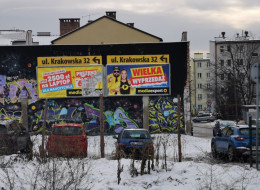 W grudniu 2022 r. radni Chrzanowa podjęli decyzję w sprawie uchwały krajobrazowej, mającej na celu uregulowanie chaosu reklamowego na terenie gminy. Została ona podzielona na dwie strefy, z centralnym obszarem obejmującym ulice Oświęcimską, Focha, Sienną, Podwale, Sikorskiego, na którym ma zostać zachowany określony ustawą standard estetyczny. Nowe przepisy zaczęły obowiązywać 11 stycznia 2024 r.