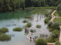 Park Gródek w Jaworznie od kilku lat zachwyca mieszkańców i odwiedzających to miejsce turystów. Od 2019 r. nosi nazwę Arboretum w Jaworznie, a słynie przede wszystkim z lazurowych wód, przez które poprowadzono urokliwe i kręte pomosty. Arboretum w Jaworznie nazywane jest także śląską Chorwacją, a nawet polskimi Malediwami. Z roku na rok przyciąga coraz większą liczbę turystów, jest także stale wzbogacane o nowe atrakcje.  