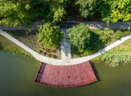 Prace renaturyzacyjne nad Stawami Brustmana, realizowane w ramach projektu „Ochrona zagrożonych gatunków związanych z siedliskami wodnymi na terenie Warszawy” - Szuwar Warszawski, przyniosły nowe życie temu unikalnemu fragmentowi warszawskiego ekosystemu. Zlokalizowane w dzielnicy Bielany Stawy Brustmana to ponad 200-letnie akweny, które stanowią istotny element miejskiego krajobrazu i jedno z najważniejszych siedlisk dla ptaków wodnych w tej części miasta. Prace renaturyzacyjne nadzorował Zarząd Zieleni m.st. Warszawy.