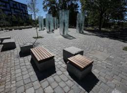 Wrocławski Pomnik Żołnierzy Niezłomnych zdobył prestiżową nagrodę publiczności w międzynarodowym konkursie CODAawards 2024. Projekt stworzony przez Tomasza i Konrada Urbanowiczów, artystów związanych z wrocławską pracownią Archiglass, zyskał uznanie zarówno lokalnych mieszkańców, jak i międzynarodowej publiczności. Pomnik, umieszczony na skwerze w rejonie Hub, pomiędzy ulicami Dyrekcyjną, Borowską i Joannitów we Wrocławiu, został odsłonięty 8 maja 2024 r., a jego sukces w konkursie jest zwieńczeniem dziesięcioletnich starań o godne upamiętnienie Żołnierzy Niezłomnych.