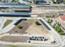 Po oddaniu Centrum Przesiadkowego w Białymstoku przyszedł czas na zagospodarowanie terenu wokół tej inwestycji. Założenia przyjęte przed urzędników dla tego obiektu są bardzo ciekawe z punktu widzenia rozwoju zielonej i błękitnej infrastruktury w polskich miastach. Ma tam powstać zielony parking. 