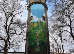 W Sandomierzu, w Parku Saskim, w listopadzie 2023 r. pojawił się nowy mural stanowiący atrakcję zarówno dla mieszkańców, jak i turystów odwiedzających miasto. Mural nie tylko urozmaica okolicę Wieży Ciśnień, ale także przynosi realne korzyści lokalnej społeczności. Został on wykonany farbami fotokatalitycznymi, które posiadają zdolność neutralizowania szkodliwych składników spalin i smogu.