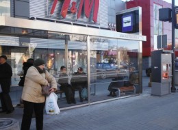 Za sprawą inspiracji nowoczesnymi przystankami w Dubaju powstała pierwsza wiata w Polsce, która zimą grzeje a latem chłodzi. Jeżeli inwestycja warta 76 tys. zł zda egzamin, powstanie na terenie miasta Rzeszów kolejnych dziesięć modeli.