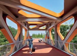 Projekt zielonej estakady w Jiangyin, opracowany przez pracownię BAU Brearley Architects + Urbanists, stanowi odpowiedź na złożony krajobraz miejski i potrzebę lepszego połączenia funkcji komunikacyjnych z rekreacyjnymi. 