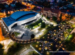 Użytkowana od lat 90. ubiegłego wieku hala sportowa w Jaworznie przeszła w ostatnim czasie przebudowę związaną głównie z termomodernizacją i wprowadzeniem ulepszeń. Modernizacja hali w Jaworznie była wynikiem konkursu urbanistyczno-architektonicznego, a sam projekt został wyróżniony w 22. edycji konkursu na Najlepszą Przestrzeń Publiczną 2020/2021.