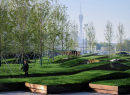 Falowany skwer ożywił przestrzeń przed hotelem Le Meridien w Zhengzhou, stolicy prowincji Henan w Chinach. Na stosunkowo niewielkiej powierzchni 6000 m2 biuro projektowe Shma Company Limited stworzyło nowoczesną, rzeźbiarską formę, łączącą funkcjonalność z artystycznym wyrazem. Celem projektu falowanego skweru było nadanie otoczeniu hotelu wyrazistego charakteru, przy jednoczesnym rozwiązaniu problemów związanych z organizacją ruchu pojazdów oraz miejsc parkingowych.  